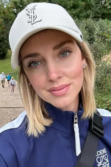 Loewe Embroidered Striped Jersey Track Jacket porté par Chiara Ferragni sur sa story Instagram le 27 août 2023