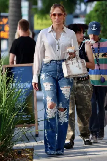 Le Specs Las gafas de sol Thirst usadas por Jennifer Lopez en Los Ángeles el 26 de agosto de 2023