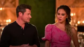 Monique Lhuillier Robe courte à épaules portée par Vanessa Lachey vue dans L’ultimatum : Se marier ou passer à autre chose (S02E01)
