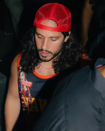 Gallery Dept. Red & Yellow Logo Patch Trucker Hat usado por Russ en su cuenta de Instagram @russ