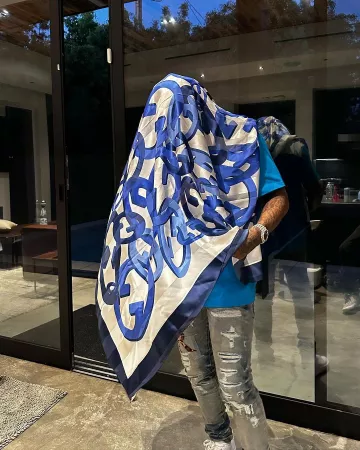 Gucci White & Blue 3D GG Chain Scarf usado por Lil Durk en su cuenta de Instagram @lildurk