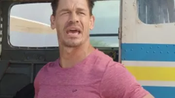 Camiseta rosa usada por Ron (John Cena) en Vacation Friends 2