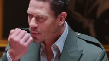 Chaqueta verde militar usada por Ron (John Cena) en Vacation Friends 2