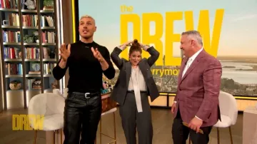 Pantalones grises usados por Drew Barrymore en The Drew Barrymore Show