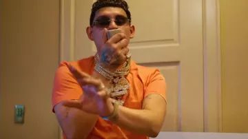 T-shirt orange corail de la peur de Dieu porté par DeeBaby dans Star Shootin / Essentials (VIDÉO OFFICIELLE)