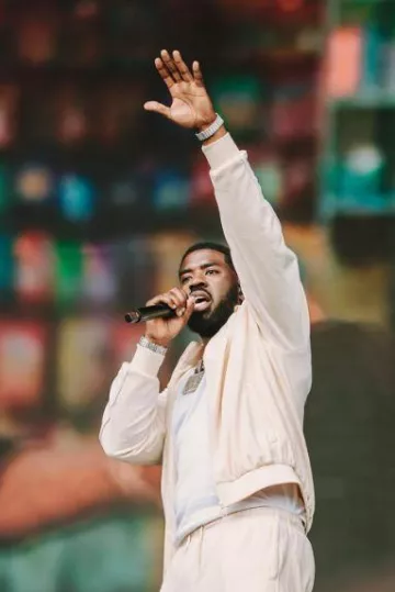 Chaqueta Cortiez Cream Velour VVS Track usada por Tion Wayne en la cuenta de Instagram @tionwayne