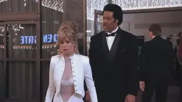 Veste militaire blanche portée par Holli Would (Kim Basinger) dans Cool World