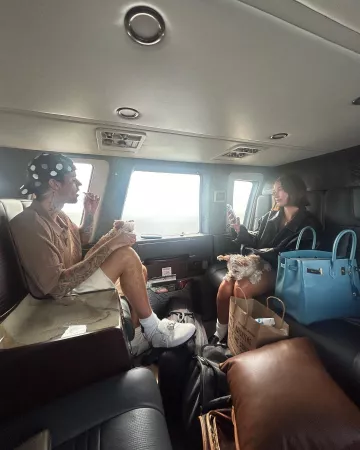 JW Anderson White Padlock Mules porté par Justin Bieber sur son compte Instagram @justinbieber