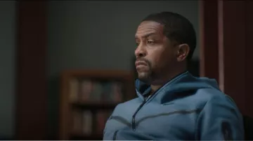 Nike Sportswear Tech Fleece Full Zip Hoodie en bleu diffus porté par Darnell (Rolando Boyce) comme on le voit dans The Chi (S06E04)