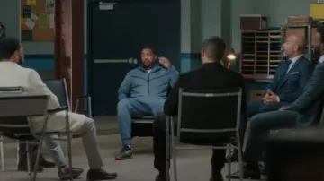 Joggers Nike Sportswear Tech Fleece en bleu diffus portés par Darnell (Rolando Boyce) comme on le voit dans The Chi (S06E04)