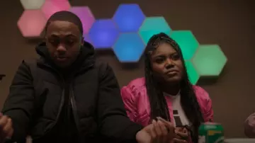 Akira Babbs Skinny Arm Bomber Jacket porté par Lynae (Zaria Imani Primer) comme on le voit dans The Chi (S06E04)