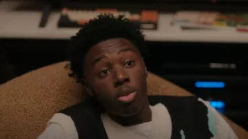 Aelfric Eden Pull Graphique Oversize Gilet en bleu 13 porté par Kevin Williams (Alex R. Hibbert) comme vu dans The Chi (S06E04)