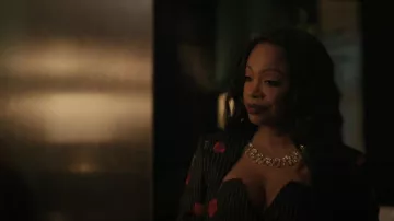 Veste à double poitrine à rayures Versace Rose-Print portée par Roselyn Perry (Kandi Burruss) vue dans The Chi (S06E04)