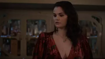 Rellery Marigold Ini­tial Neck­lac worn by Mabel Mora (Selena Gomez) as seen in Only Murders in the Building (S03E05)