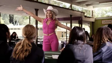 Conjunto de pantalones y chalecos Cowboy Pink usados por Barbie (Margot Robbie) como se ve en Barbie