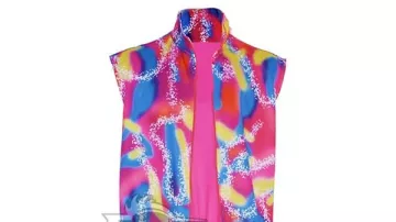 El conjunto deportivo impreso rosa usado para patinar por Ken (Ryan Gosling) en la película Barbie