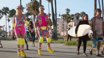 L'ensemble de sport rose imprimé porté pour faire du roller par Ken (Ryan Gosling) dans le film Barbie