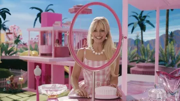 Collar de flores de margarita usado por Barbie (Margot Robbie) como se ve en la película Barbie