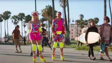 La combinaison short de sport imprimée rose fluo portée par Barbie (Margot Robbie) dans le film Barbie