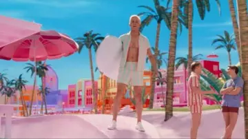 L'ensemble de plage  chemise et short rayés porté par Ken (Ryan Gosling) dans le film Barbie