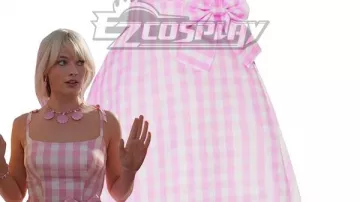 El conjunto de trajes de vestir rosa a cuadros y los accesorios usados por Barbie (Margot Robbie) en la película Barbie