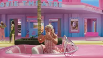 L'ensemble de déguisement robe rose à carreaux et accessoires portés par Barbie (Margot Robbie) dans le film Barbie
