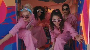 Mono rosa usado por Sasha (Ariana Greenblatt) como se ve en la película Barbie