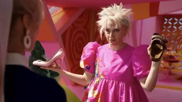 Vestido rosa usado por Barbie (Kate McKinnon) como se ve en la película Barbie