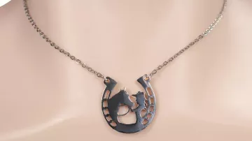Le collier à pendentif fer à cheval porté par Ken (Ryan Gosling) dans le film Barbie
