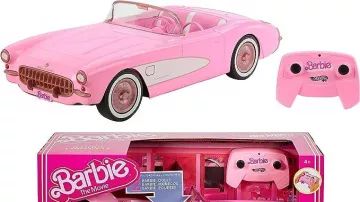 La version jouet Hot Wheels de la Corvette rose conduite par Barbie (Margot Robbie) dans le film Barbie