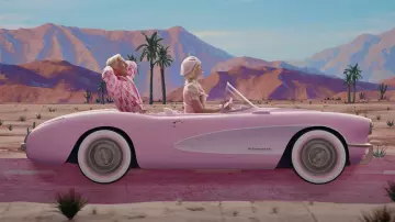 La version jouet Hot Wheels de la Corvette rose conduite par Barbie (Margot Robbie) dans le film Barbie