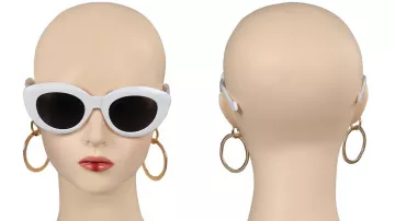 Les lunettes de soleil blanches portées par Barbie (Margot Robbie) dans le film Barbie