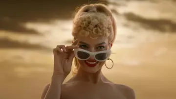 Les lunettes de soleil blanches portées par Barbie (Margot Robbie) dans le film Barbie
