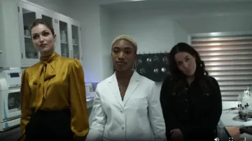 Chemisier jaune moutarde porté par Claudia 'Claud' Flynn (Lili Simmons) dans Power Book IV: Force (saison 1 épisode 7)