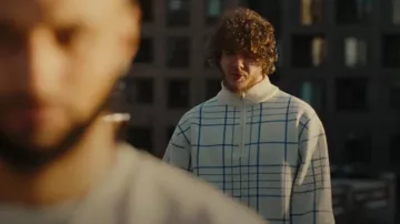 Jacquemus White & Blue Check Quarter Zip porté par Jack Harlow à Denver [Official Music Video]