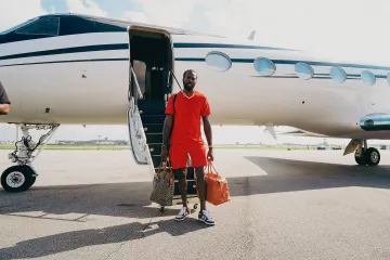 Goyard Orange Boeing 55 Duffle Bag usado por Meek Mill en su cuenta de Instagram @meekmill