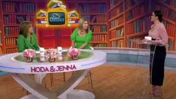 Chloe Circle Cutout Blusa usada por Donna Farizan como se ve en Today with Hoda & Jenna el 28 de agosto de 2023