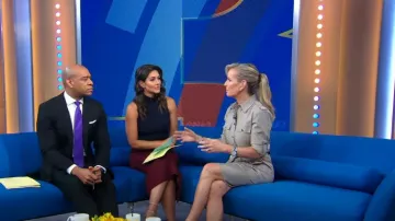 Michael Kors Collection Organic Cotton Stretch Poplin Belted Cargo Shirtdress usado por Jennifer Ashton como se ve en Good Morning America el 29 de agosto de 2023