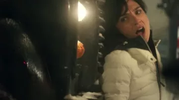 Doudoune Moncler White portée par Rachel Stone (Gal Gadot) dans les tenues de film Heart of Stone