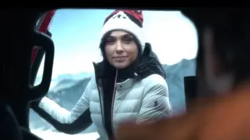 Moncler Chaqueta blanca usada por Rachel Stone (Gal Gadot) como se ve en los trajes de la película Heart of Stone