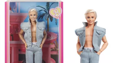 La réplique en poupée avec son ensemble en jean de Ken (Ryan Gosling) dans le film Barbie