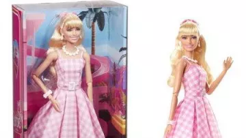 La réplique en poupée à robe à carreaux de Barbie (Margot Robbie) dans le film Barbie