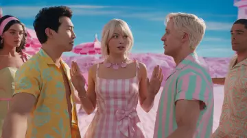 La réplique en poupée à robe à carreaux de Barbie (Margot Robbie) dans le film Barbie