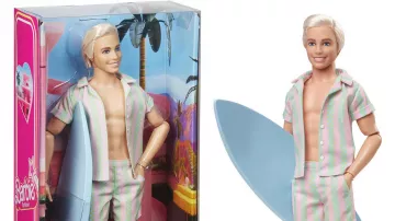 La réplique en poupée avec sa tenue de plage à rayures pastel de Ken (Ryan Gosling) dans le film Barbie
