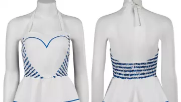 La robe tablier blanche à détails bleus porté par Barbie (Margot Robbie) dans le film Barbie