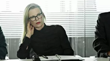 Chemise chemisière noire portée par Maria (Kim Basinger) dans les tenues du film I Am Here