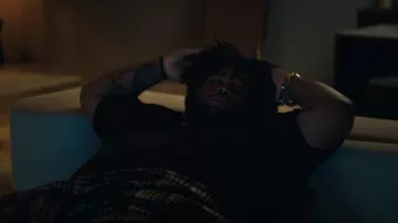 Camiseta con el logotipo de Connected Blocks en blanco roto usada por Rod Wave en Come See Me (Video musical oficial)