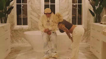 Suplemento de la galería Crema al revés Logo Sudadera con capucha usada por Ohgeesy en Blame Me [Video musical oficial]