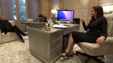 Bombas de aguja Fendi con el logotipo usado por Heather Dubrow como se ve en The Real Housewives of Orange County (S17E12)