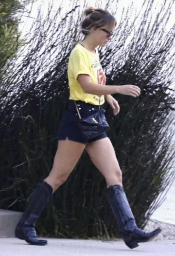 Saint Laurent Puffer Toy Bag en piel de cordero acolchada usada por Olivia Wilde en La Post el 28 de agosto de 2023